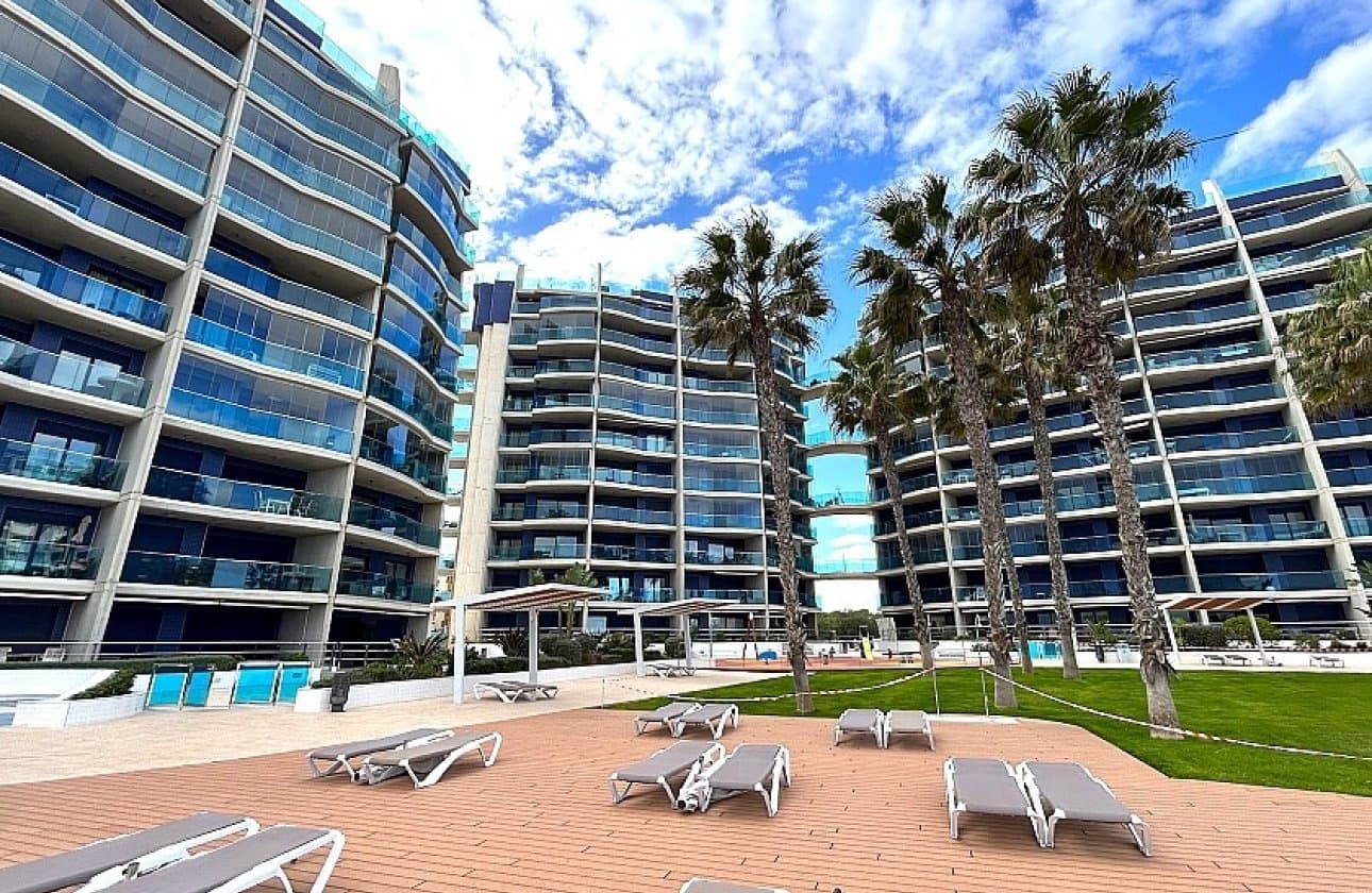 2 slaapkamer Strandappartement te koop in Punta Prima met zwembad garage - € 398.000 (Ref: 9429405)