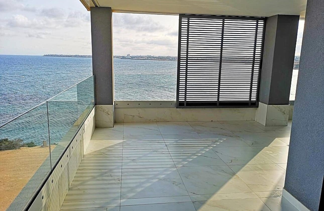 3 slaapkamer Strandappartement te koop in Punta Prima met zwembad garage - € 799.000 (Ref: 9429406)