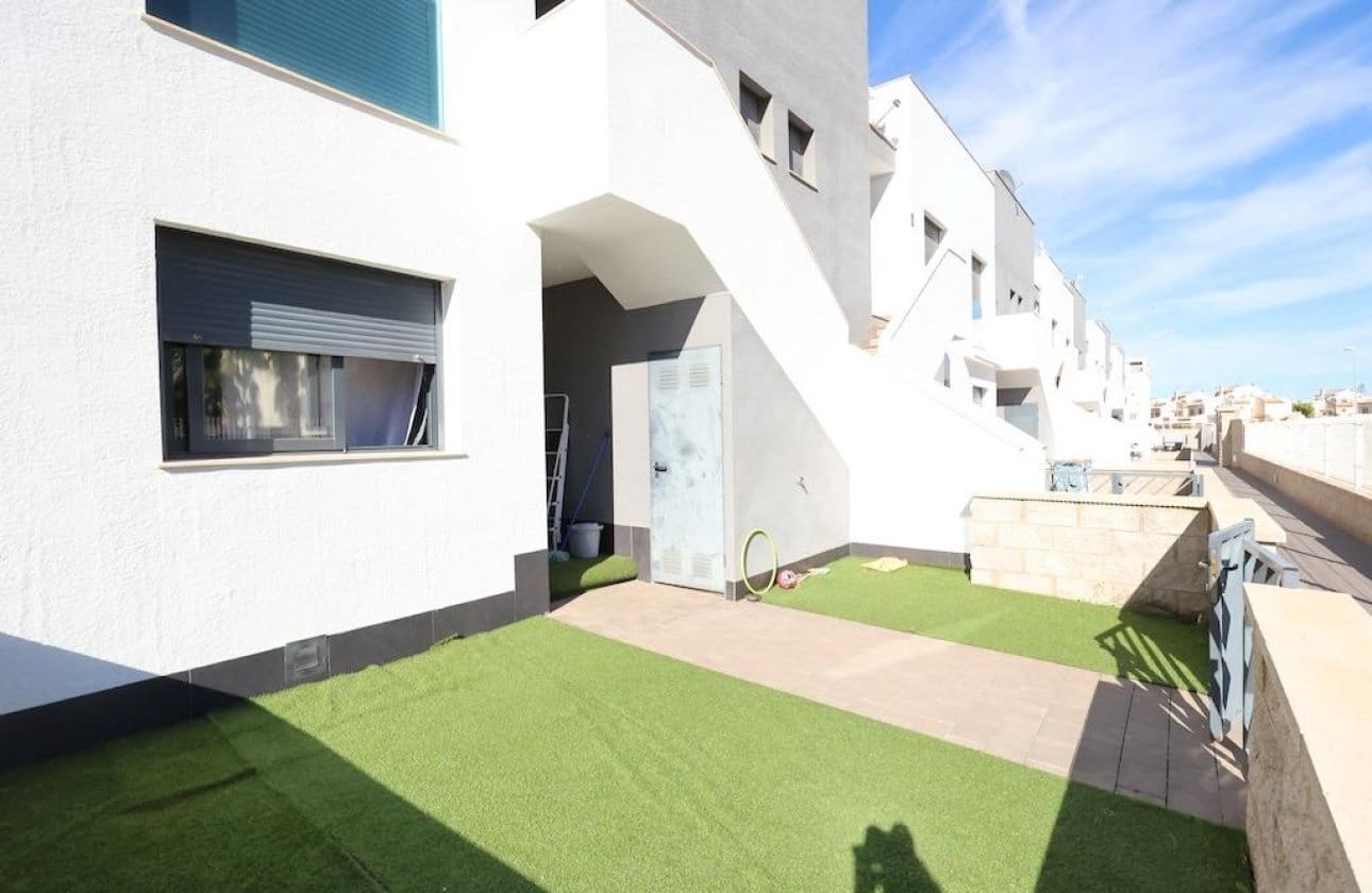 2 makuuhuone Bungalow myytävänä paikassa La Zenia mukana uima-altaan 
autotalli - 289 000 € (Ref: 9432546)