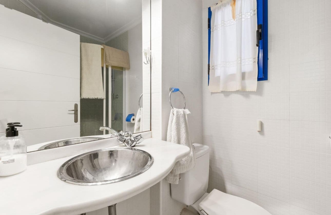 2 bedroom Beach Apartment for sale in Campoamor with pool garage - € 279,000 (Ref: 9432547)