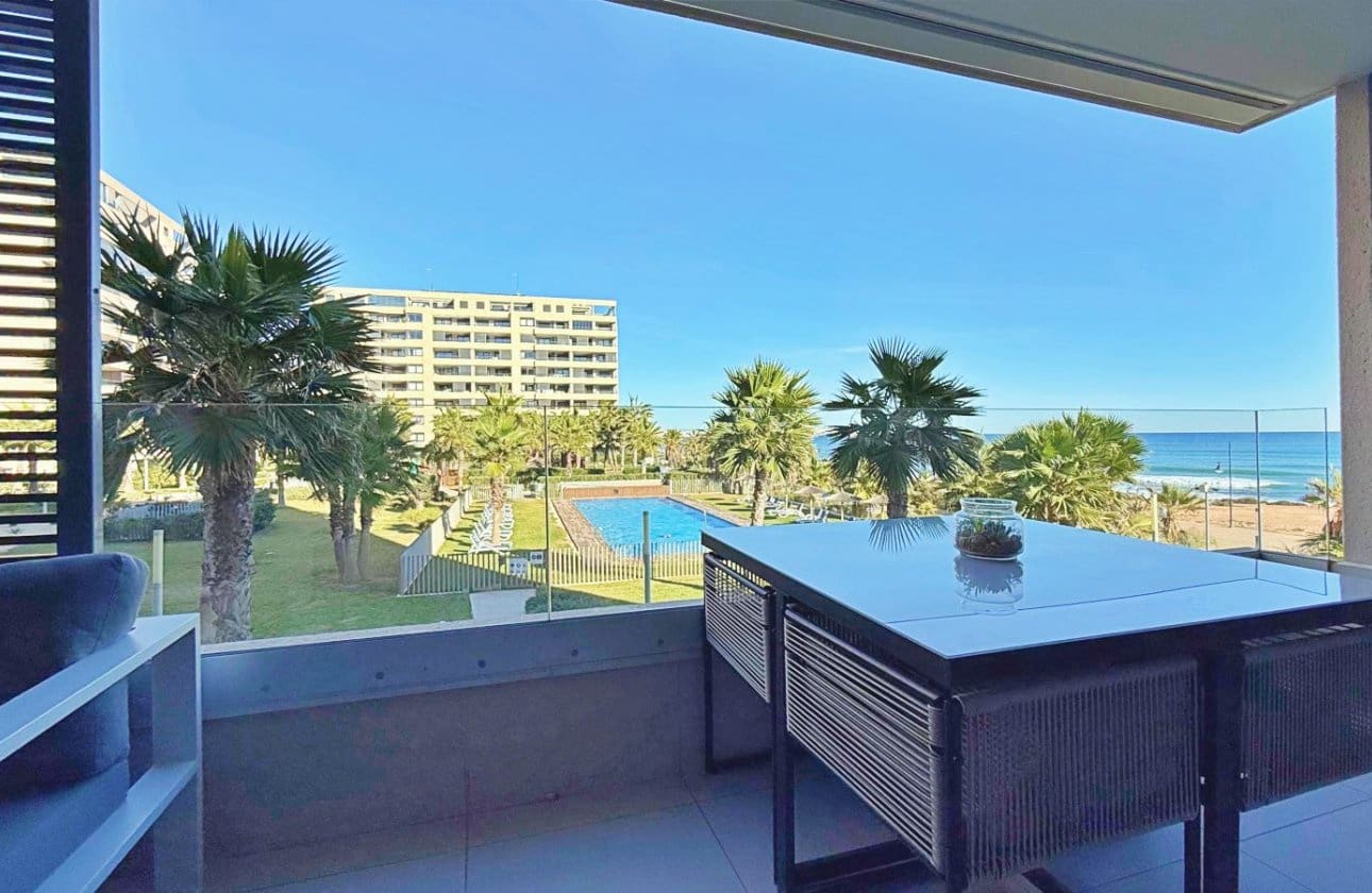 2 soveværelse Strandlejlighed til salg i Punta Prima med swimmingpool garage - € 475.000 (Ref: 9442840)