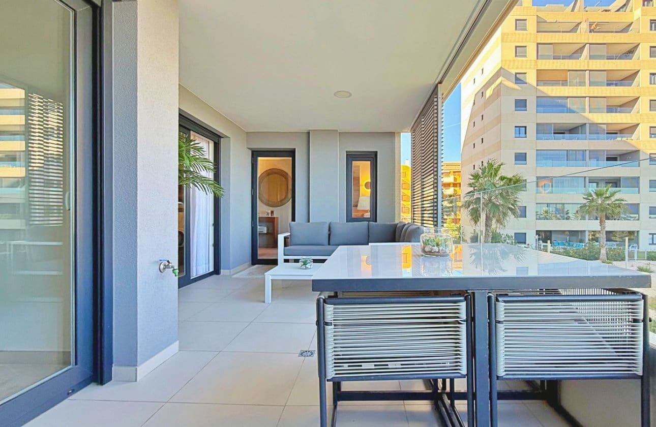 2 soveværelse Strandlejlighed til salg i Punta Prima med swimmingpool garage - € 475.000 (Ref: 9442840)