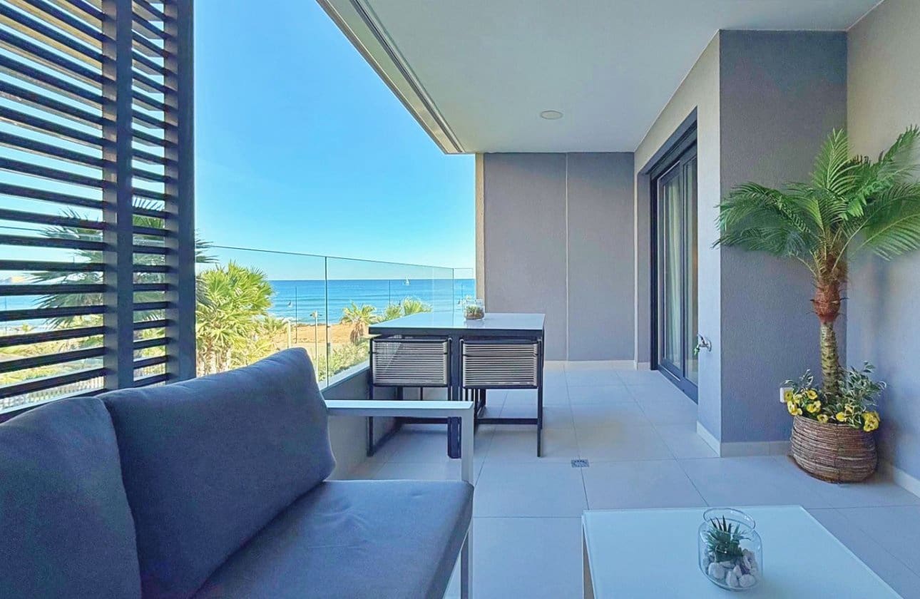 2 soveværelse Strandlejlighed til salg i Punta Prima med swimmingpool garage - € 475.000 (Ref: 9442840)