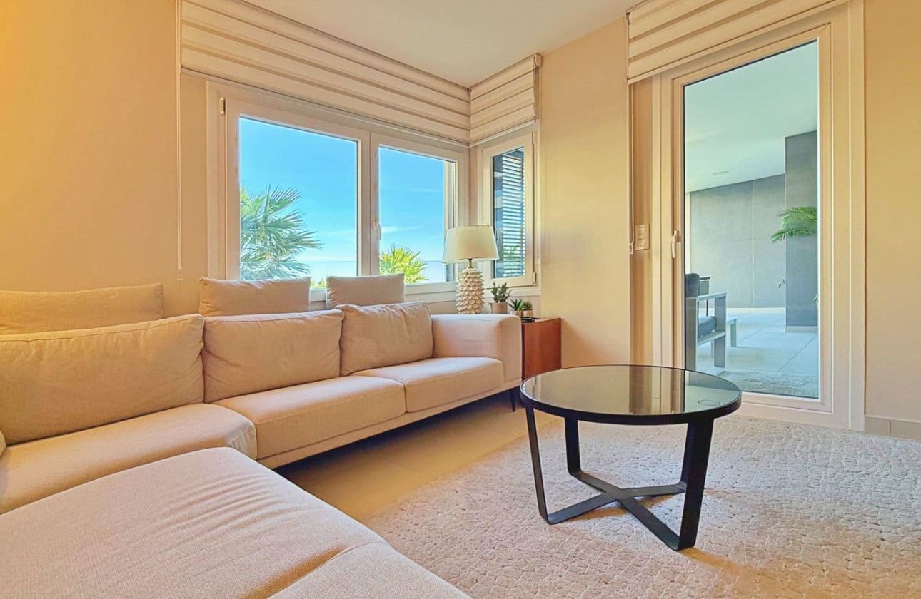 2 soveværelse Strandlejlighed til salg i Punta Prima med swimmingpool garage - € 475.000 (Ref: 9442840)