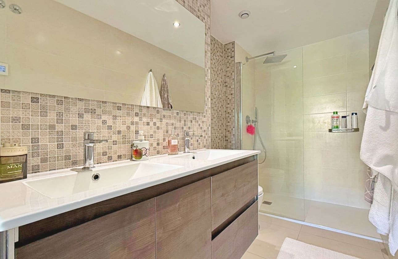 2 soveværelse Strandlejlighed til salg i Punta Prima med swimmingpool garage - € 475.000 (Ref: 9442840)