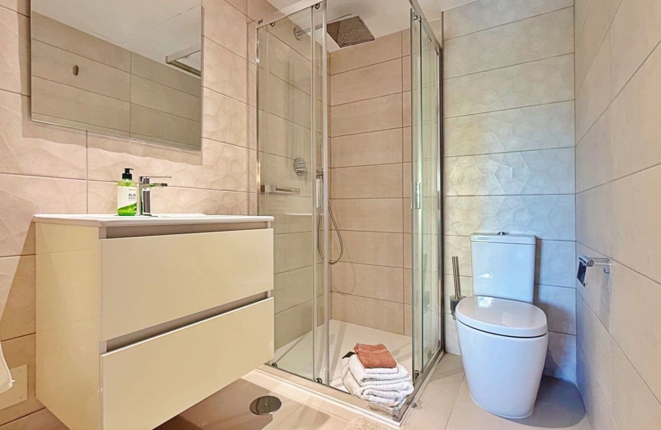 2 soveværelse Strandlejlighed til salg i Punta Prima med swimmingpool garage - € 475.000 (Ref: 9442840)