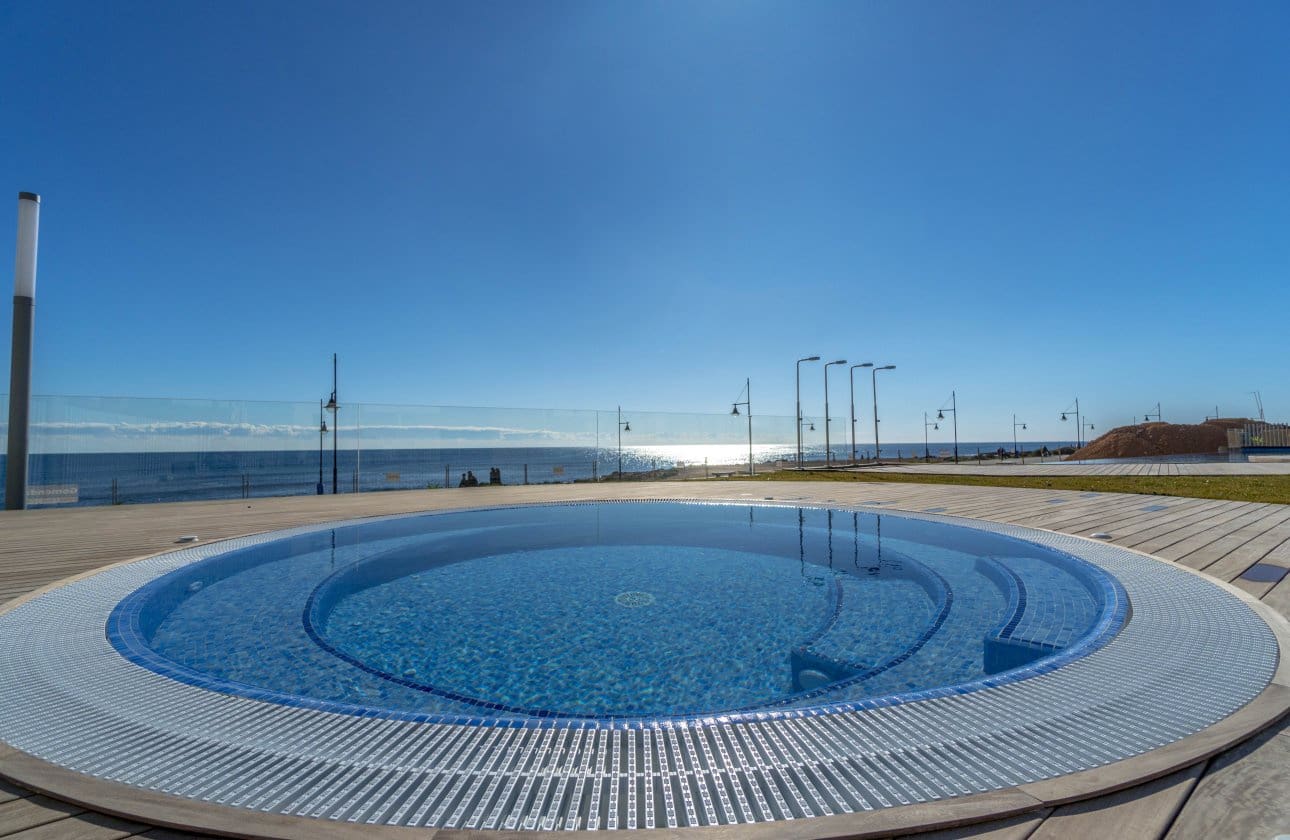 2 soveværelse Strandlejlighed til salg i Punta Prima med swimmingpool garage - € 475.000 (Ref: 9442840)