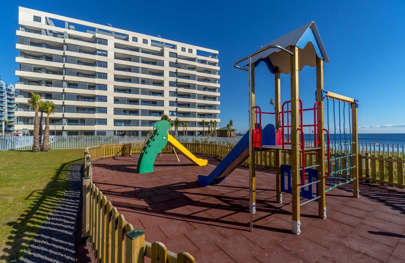 2 soveværelse Strandlejlighed til salg i Punta Prima med swimmingpool garage - € 475.000 (Ref: 9442840)