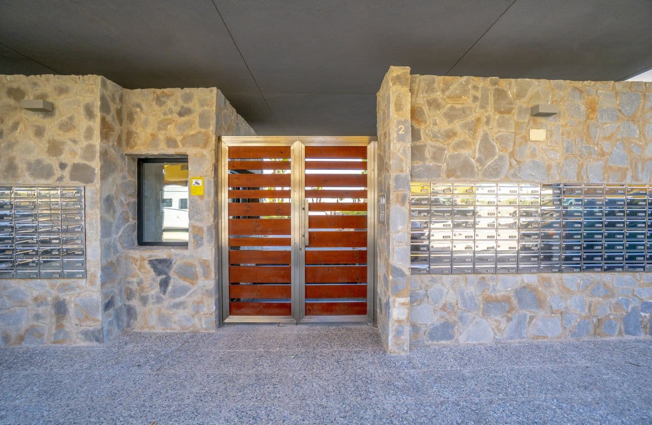 2 soveværelse Strandlejlighed til salg i Punta Prima med swimmingpool garage - € 475.000 (Ref: 9442840)