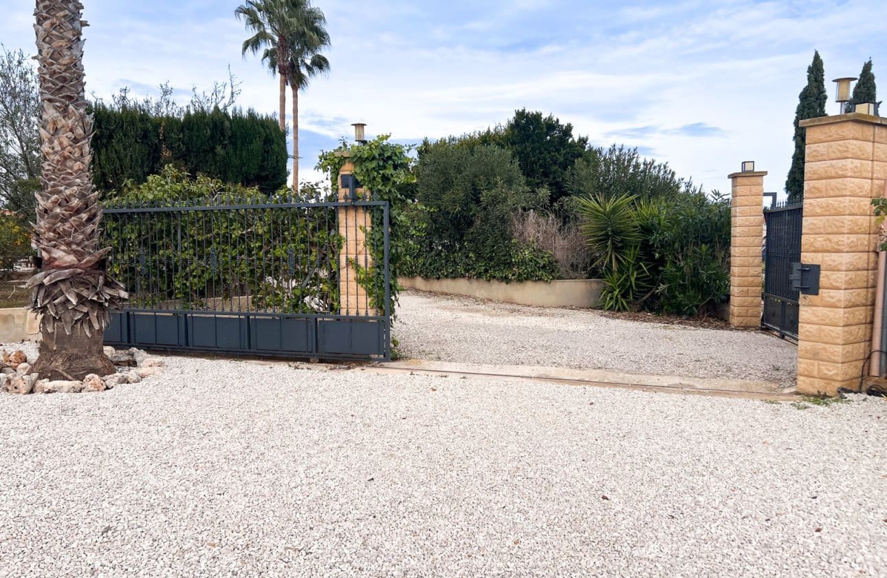 4 bedroom Villa for sale in Dolores with pool garage - € 560,000 (Ref: 9485364)