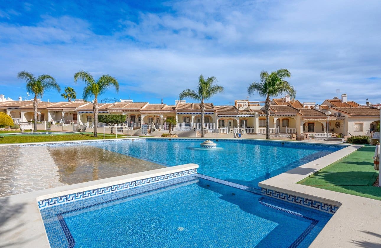 2 bedroom Townhouse for sale in Ciudad Quesada with pool - € 189,000 (Ref: 9536284)