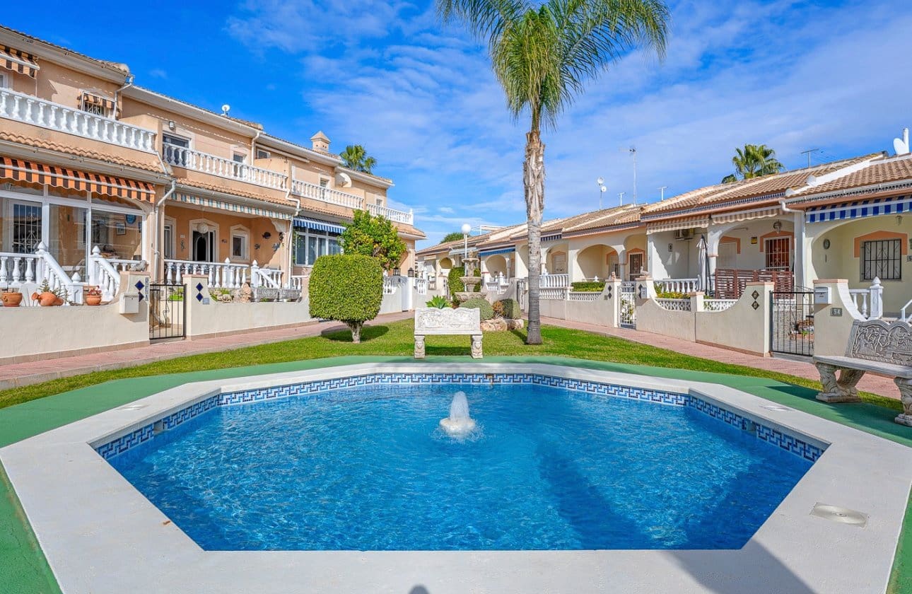 2 bedroom Townhouse for sale in Ciudad Quesada with pool - € 189,000 (Ref: 9536284)