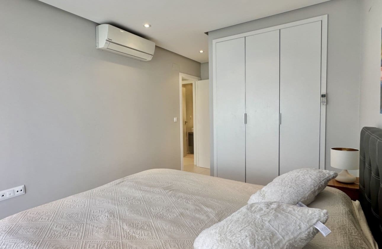 2 soverom Leilighet til salgs i Villamartin med svømmebasseng garasje - € 255 000 (Ref: 9540904)