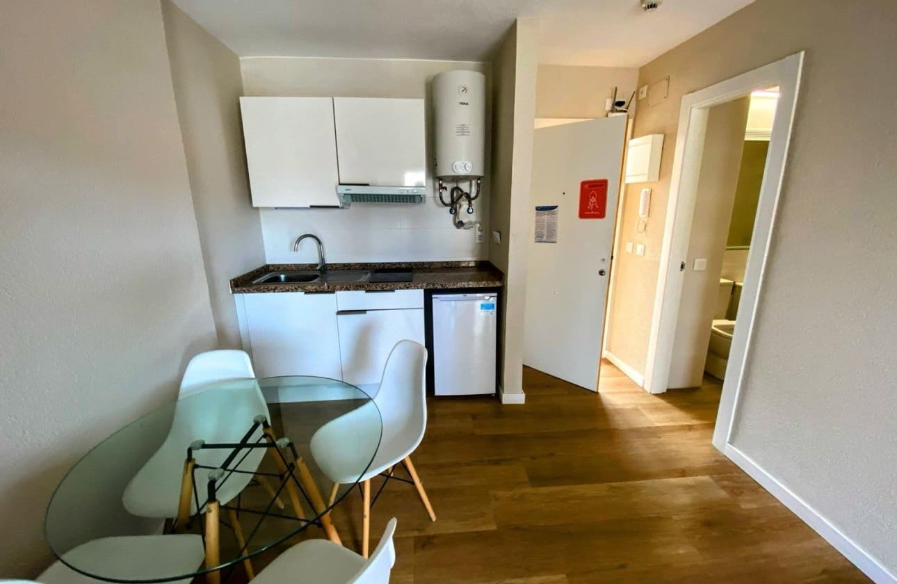 1 soveværelse Strandlejlighed til salg i Benidorm med swimmingpool - € 199.000 (Ref: 9569101)