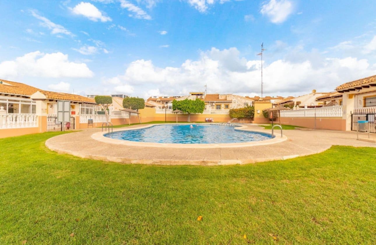 2 slaapkamer Bungalow te koop in Cabo Roig met zwembad - € 184.950 (Ref: 9591927)