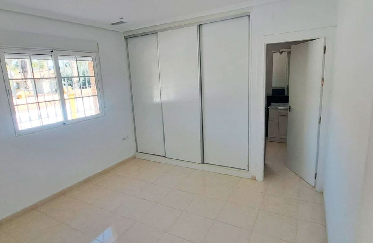 3 bedroom Villa for sale in Catral with pool - € 430,000 (Ref: 9619670)