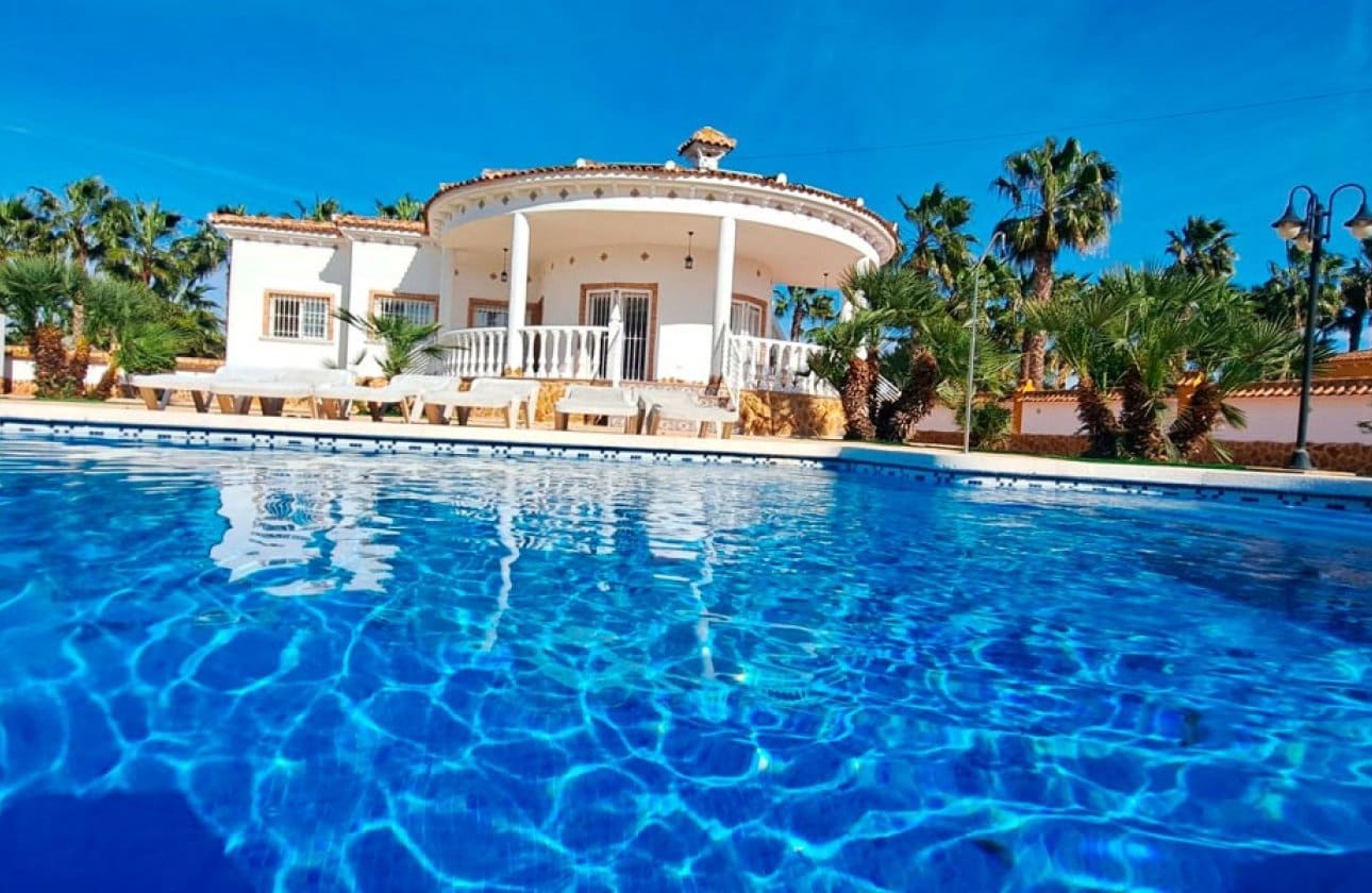 3 bedroom Villa for sale in Catral with pool - € 430,000 (Ref: 9619670)