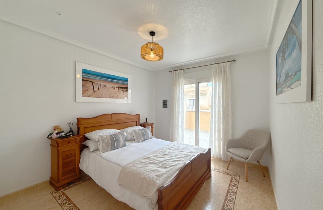 Casa de 2 habitaciones en La Zenia en venta con piscina - 249.950 € (Ref: 9619672)