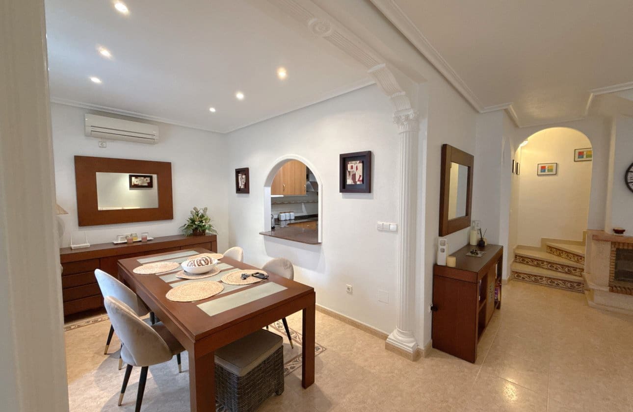 Casa de 2 habitaciones en La Zenia en venta con piscina - 249.950 € (Ref: 9619672)