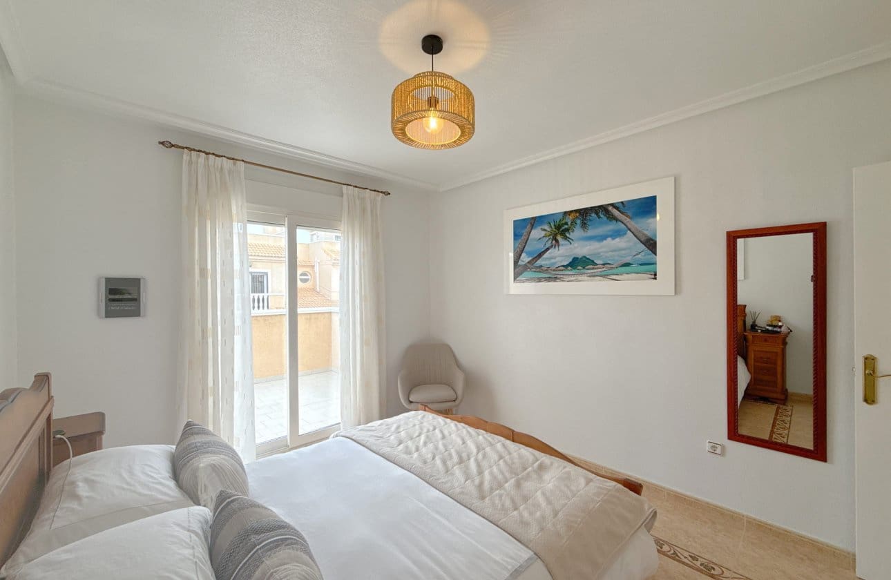 Casa de 2 habitaciones en La Zenia en venta con piscina - 249.950 € (Ref: 9619672)