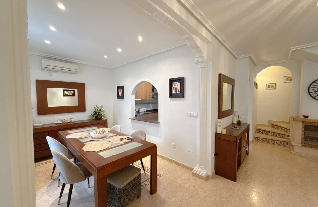 Casa de 2 habitaciones en La Zenia en venta con piscina - 249.950 € (Ref: 9619672)