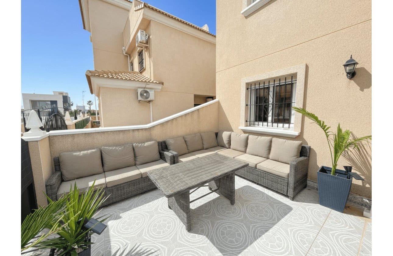 Casa de 2 habitaciones en La Zenia en venta con piscina - 249.950 € (Ref: 9619672)