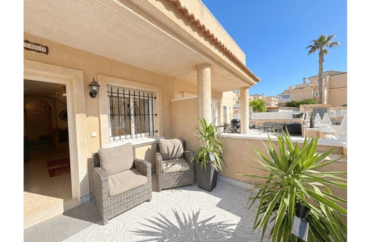 Casa de 2 habitaciones en La Zenia en venta con piscina - 249.950 € (Ref: 9619672)