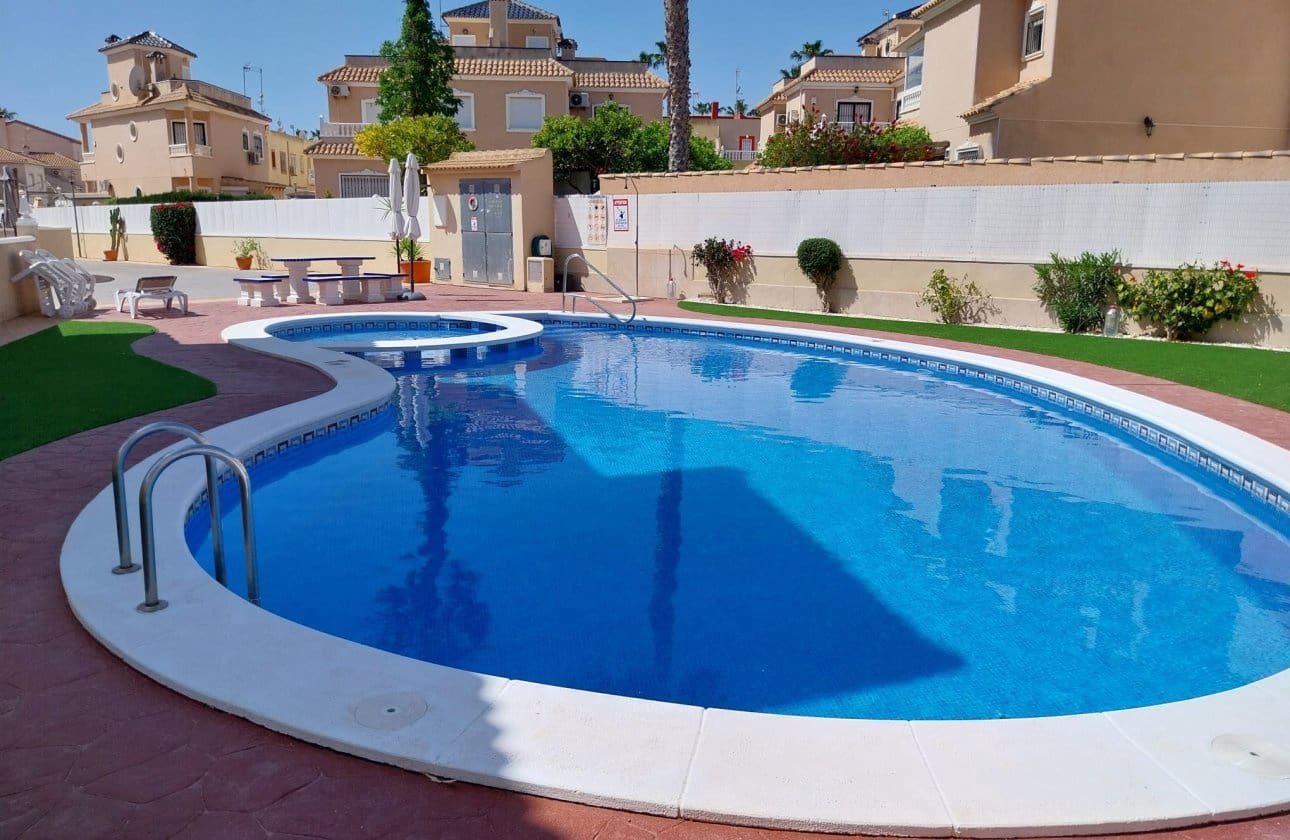 Casa de 2 habitaciones en La Zenia en venta con piscina - 249.950 € (Ref: 9619672)