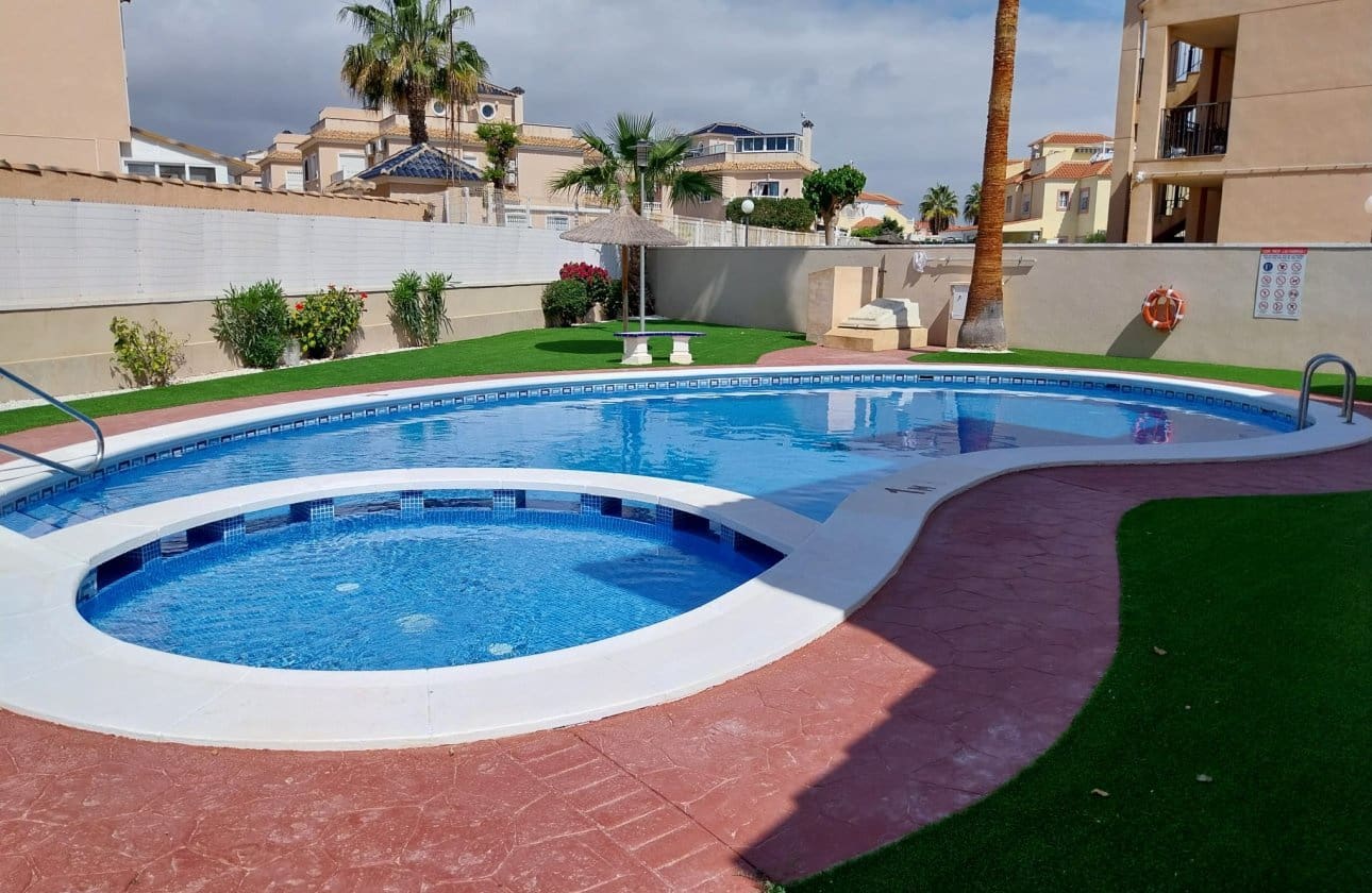 Casa de 2 habitaciones en La Zenia en venta con piscina - 249.950 € (Ref: 9619672)