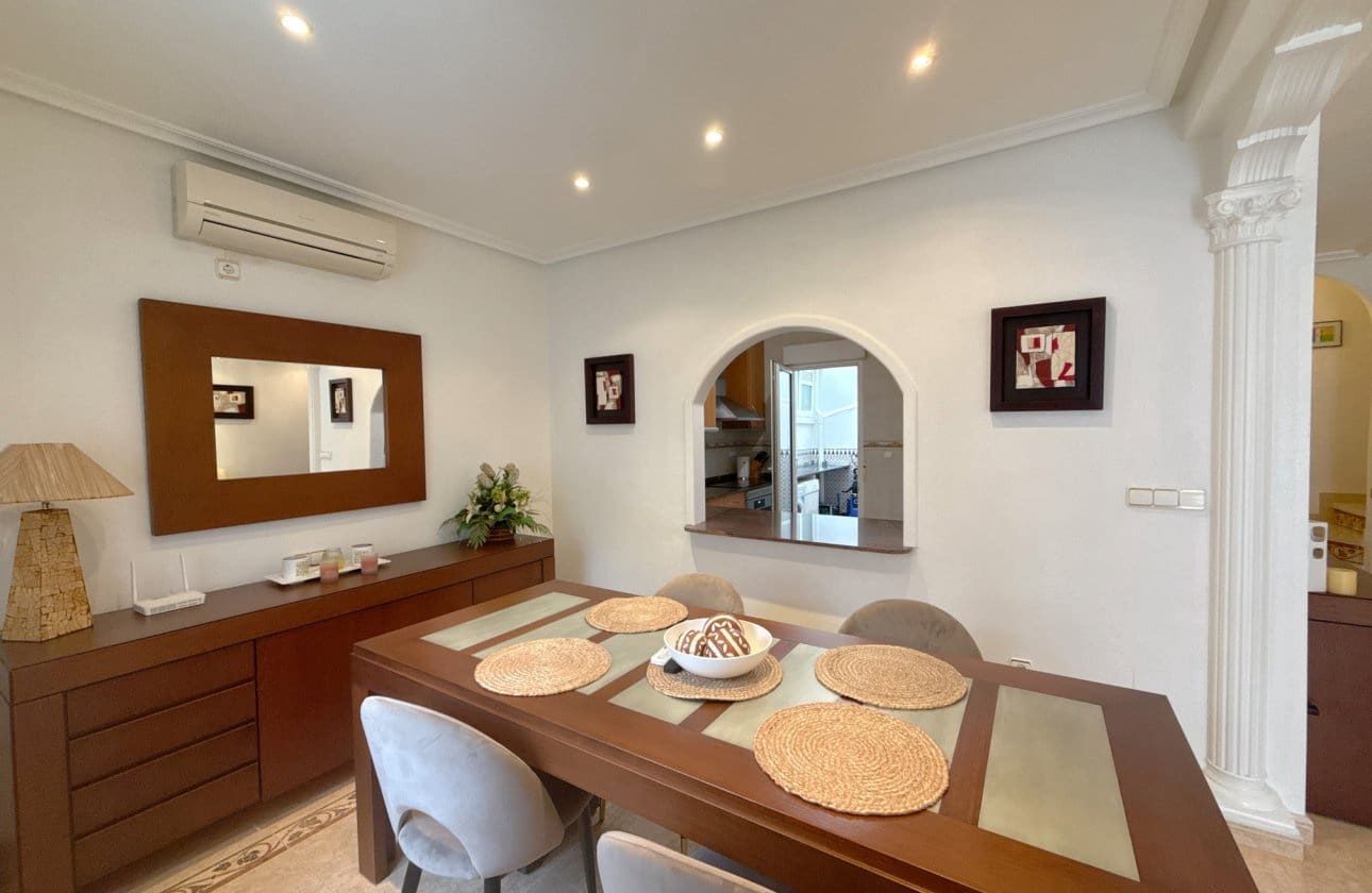 Casa de 2 habitaciones en La Zenia en venta con piscina - 249.950 € (Ref: 9619672)