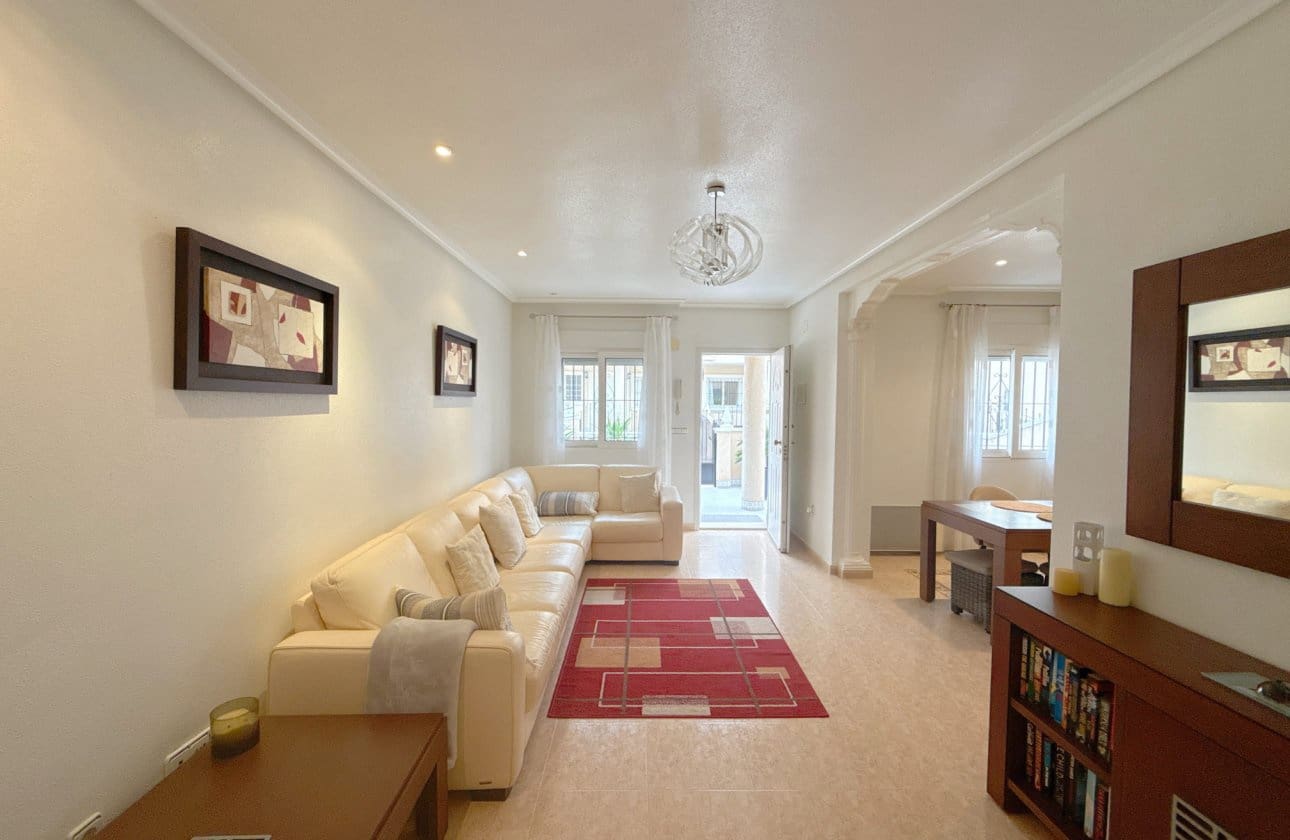 Casa de 2 habitaciones en La Zenia en venta con piscina - 249.950 € (Ref: 9619672)