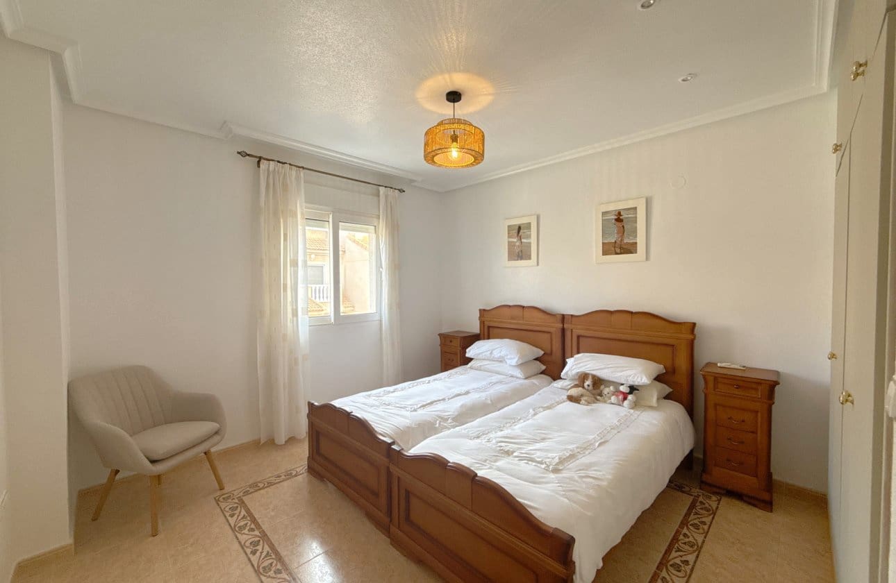 Casa de 2 habitaciones en La Zenia en venta con piscina - 249.950 € (Ref: 9619672)