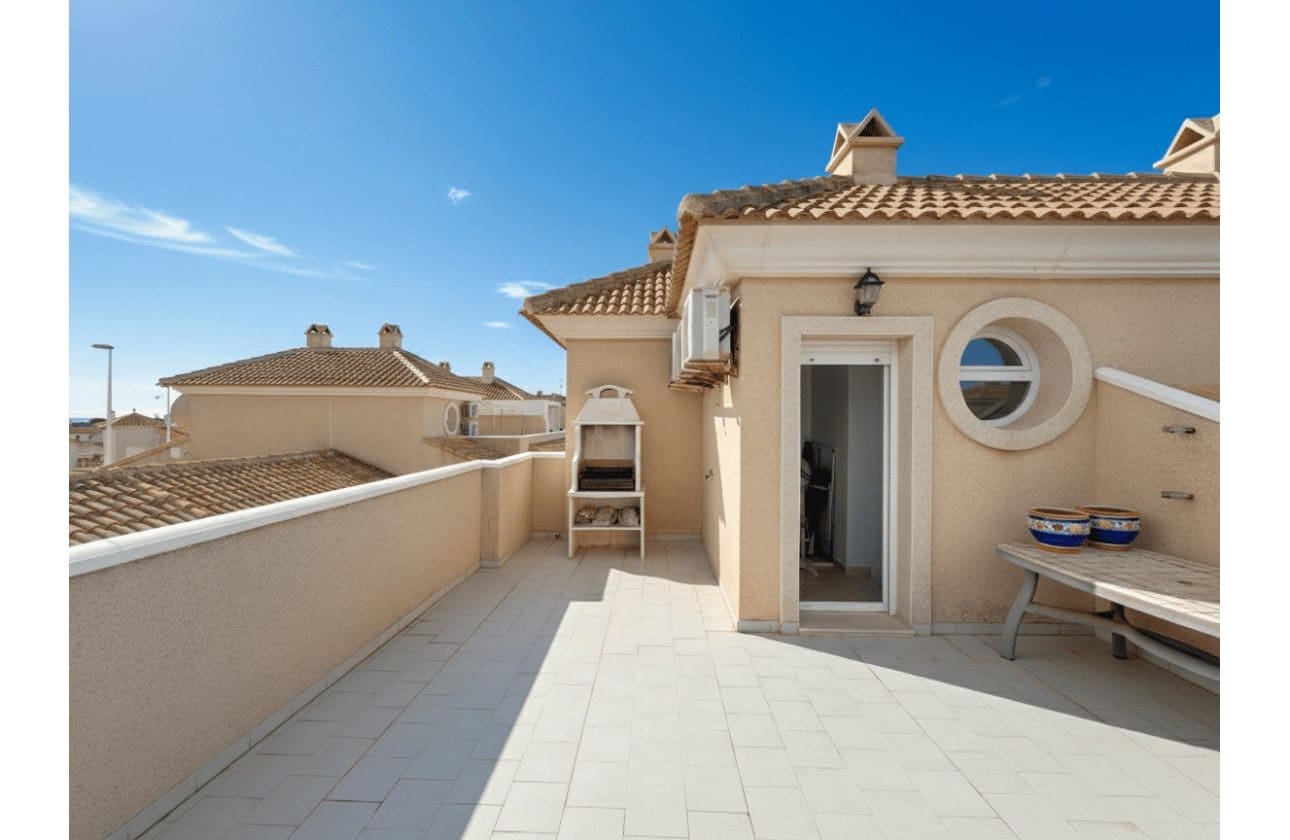Casa de 2 habitaciones en La Zenia en venta con piscina - 249.950 € (Ref: 9619672)