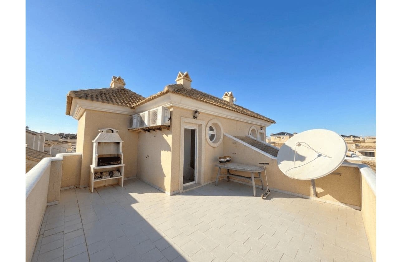 Casa de 2 habitaciones en La Zenia en venta con piscina - 249.950 € (Ref: 9619672)
