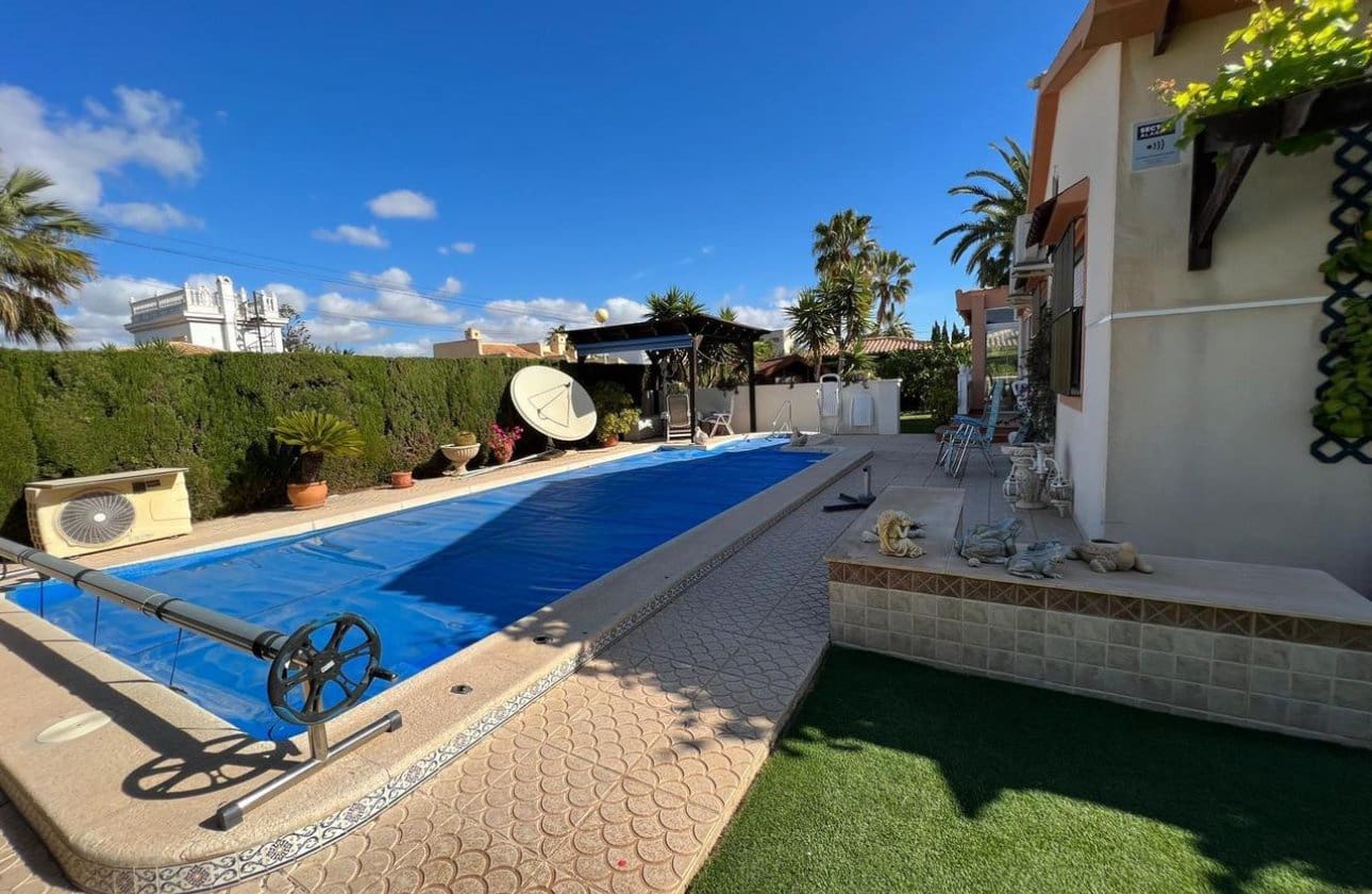 3 soverom Villa til salgs i Cabo Roig med svømmebasseng - € 790 000 (Ref: 9649772)