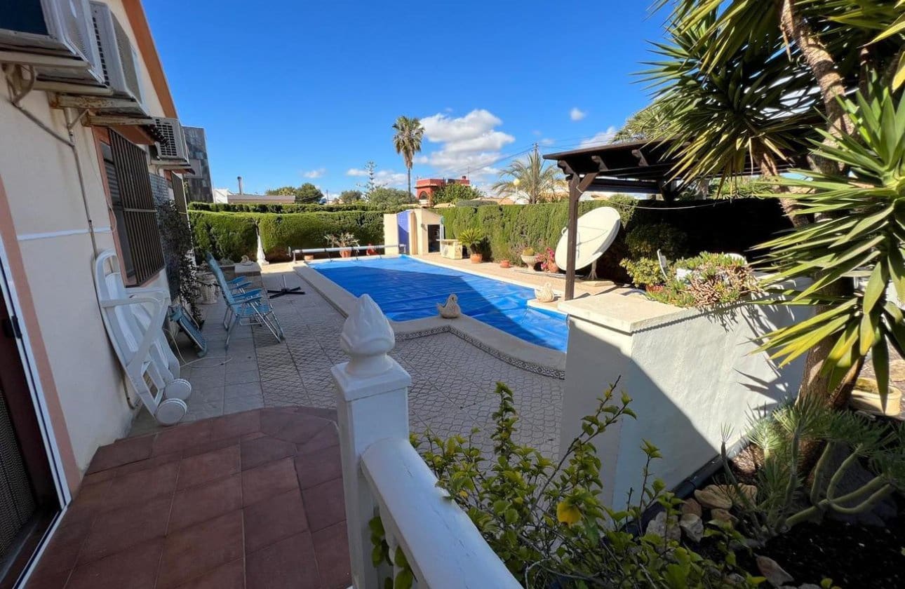 3 soverom Villa til salgs i Cabo Roig med svømmebasseng - € 790 000 (Ref: 9649772)