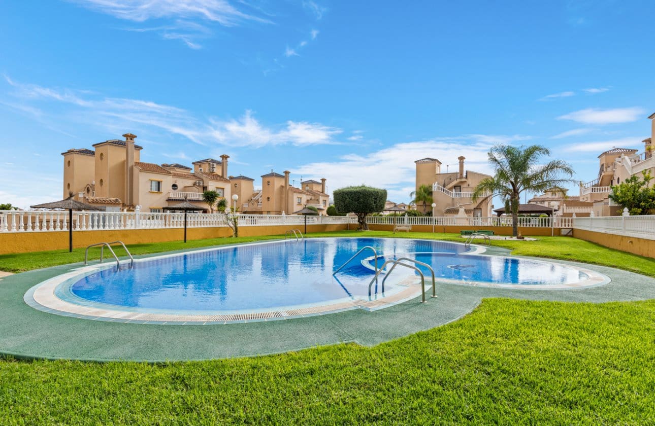 2 sovrum Lägenhet till salu i Orihuela Costa med pool - 179 000 € (Ref: 9650390)