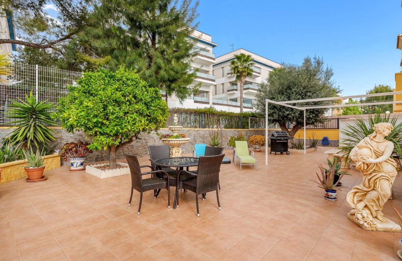 3 slaapkamer Villa te koop in Villamartin met zwembad - € 345.000 (Ref: 9670971)