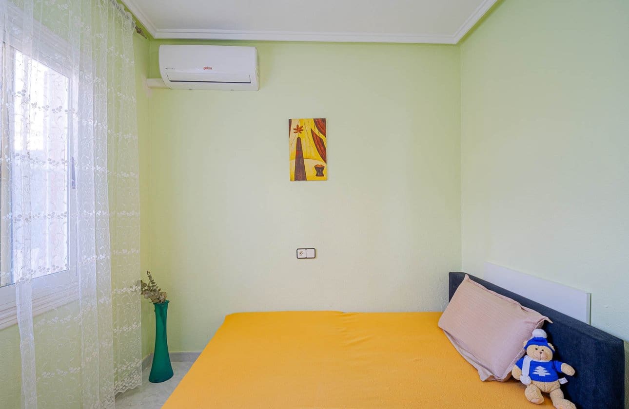 2 bedroom Beach Apartment for sale in Orihuela Costa with pool - € 165,000 (Ref: 9722204)