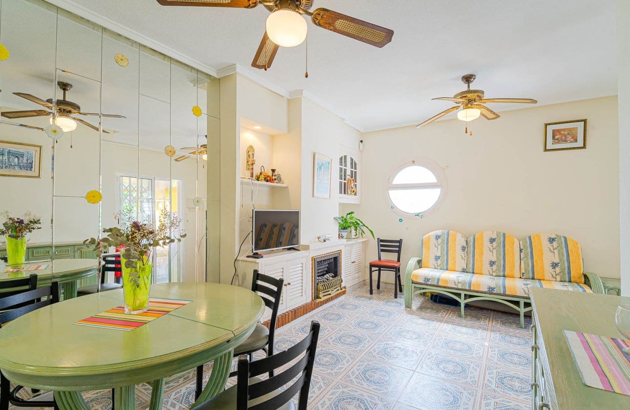 2 bedroom Beach Apartment for sale in Orihuela Costa with pool - € 165,000 (Ref: 9722204)