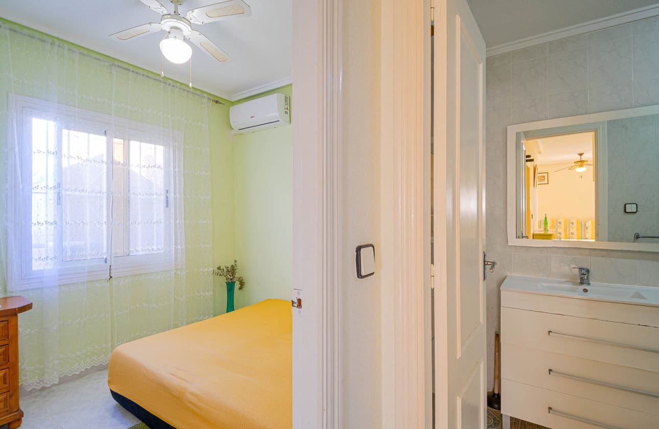 2 bedroom Beach Apartment for sale in Orihuela Costa with pool - € 165,000 (Ref: 9722204)