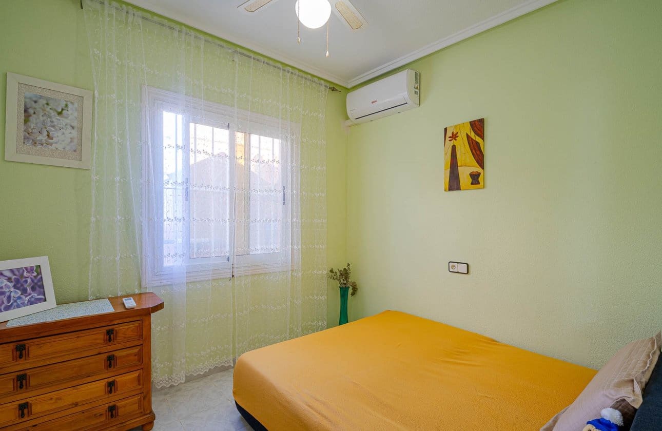 2 bedroom Beach Apartment for sale in Orihuela Costa with pool - € 165,000 (Ref: 9722204)