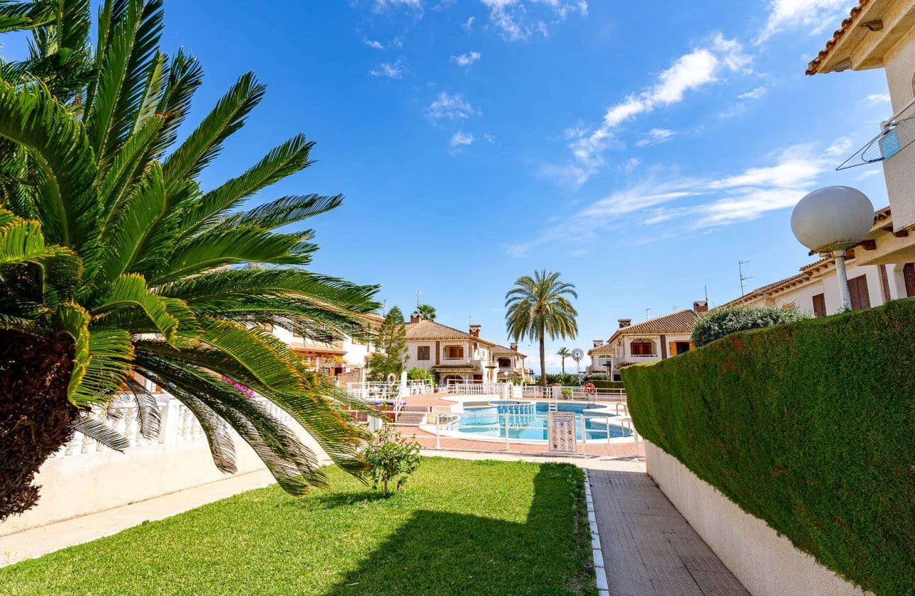 2 bedroom Beach Apartment for sale in Orihuela Costa with pool - € 165,000 (Ref: 9722204)