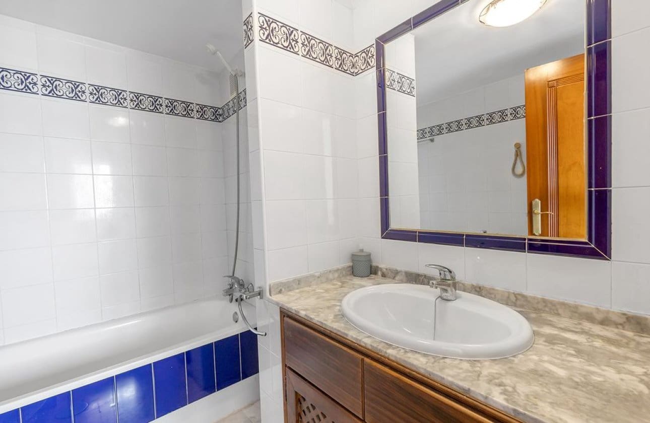 Apartamento Playa de 2 habitaciones en Torrevieja en venta con piscina - 249.000 € (Ref: 9739130)