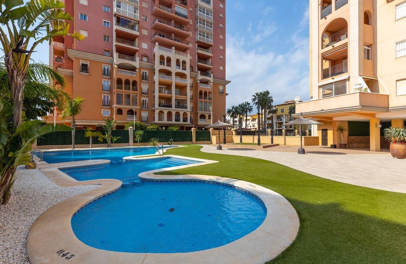 Apartamento Playa de 2 habitaciones en Torrevieja en venta con piscina - 249.000 € (Ref: 9739130)