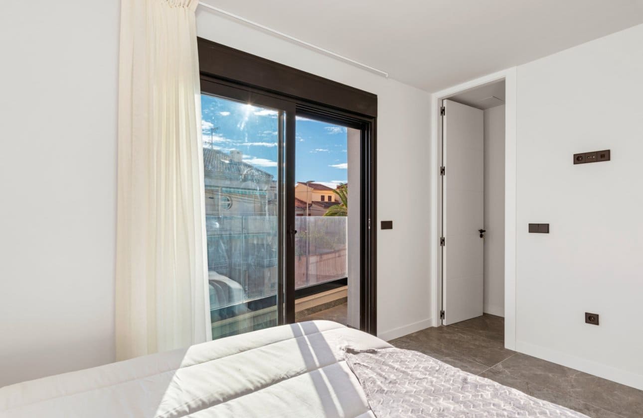 4 soverom Kjedet enebolig til salgs i Torre de la Horadada med svømmebasseng - € 698 000 (Ref: 9739134)