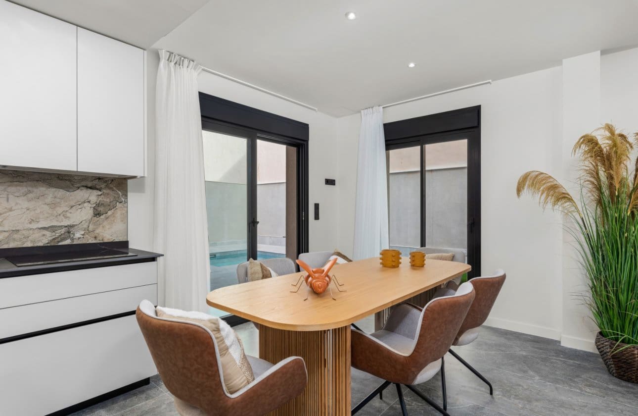 4 soverom Kjedet enebolig til salgs i Torre de la Horadada med svømmebasseng - € 698 000 (Ref: 9739134)