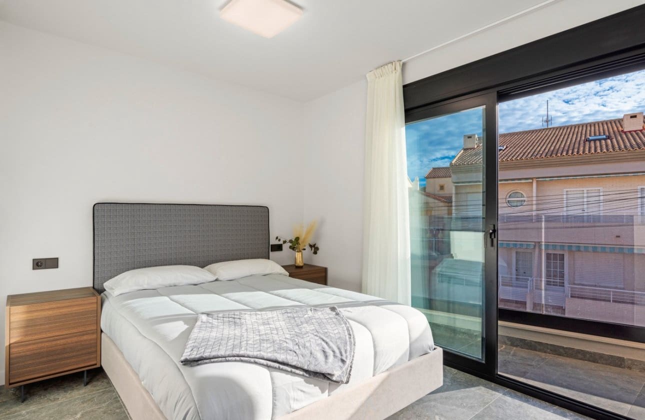 4 soverom Kjedet enebolig til salgs i Torre de la Horadada med svømmebasseng - € 698 000 (Ref: 9739134)