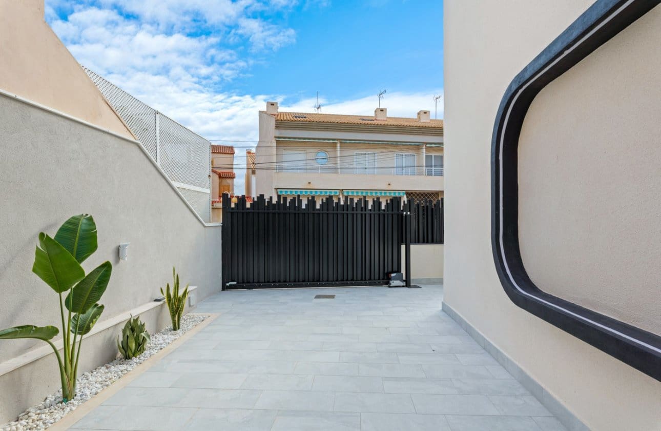 4 soverom Kjedet enebolig til salgs i Torre de la Horadada med svømmebasseng - € 698 000 (Ref: 9739134)