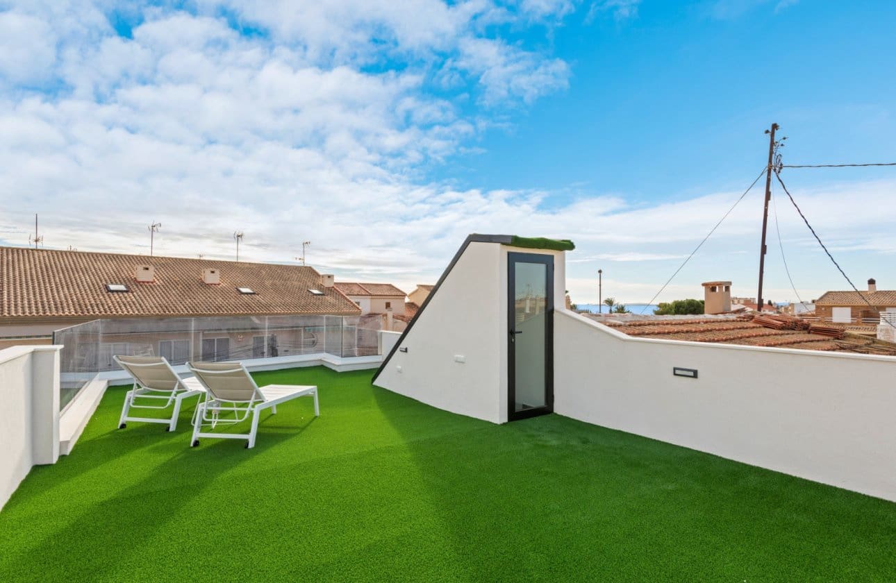 4 soverom Kjedet enebolig til salgs i Torre de la Horadada med svømmebasseng - € 698 000 (Ref: 9739134)